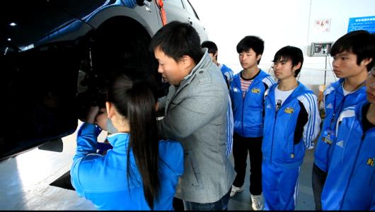 學(xué)汽車運(yùn)用與維修專業(yè)去哪里？來德州躍華學(xué)校吧