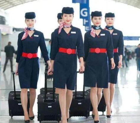 空姐上下飛機(jī)為什么要拉著箱子？廊坊空乘學(xué)校為你解答