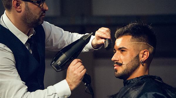 在唐山想成為資深發(fā)型師去哪里學(xué)？