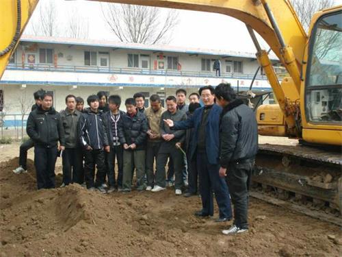 挖掘機能做哪些工作？濟南駿大挖掘機學(xué)校幫你神“挖”一下