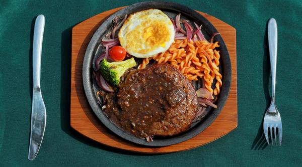 如何做出可媲美五星酒店餐廳出品的牛排？青島滿天星來(lái)教你！